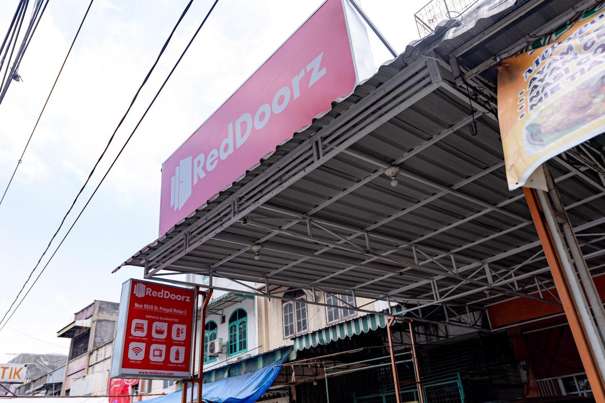 Hotel Reddoorz Near Rsud Dr Pringadi Medan 3 Zewnętrze zdjęcie
